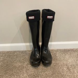 Hunter Original Tall Gloss Rain Boots in Black + Boot Socks (10F/9M)